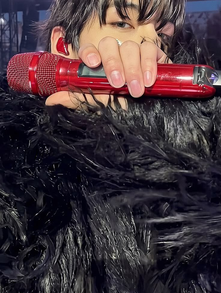 WonderVilain's tweet photo. You don’t need to see his face to fall for him; his hands alone are so gorgeous and perfect that they are enough to make anyone fall in love. https://t.co/uWENLD3RfV