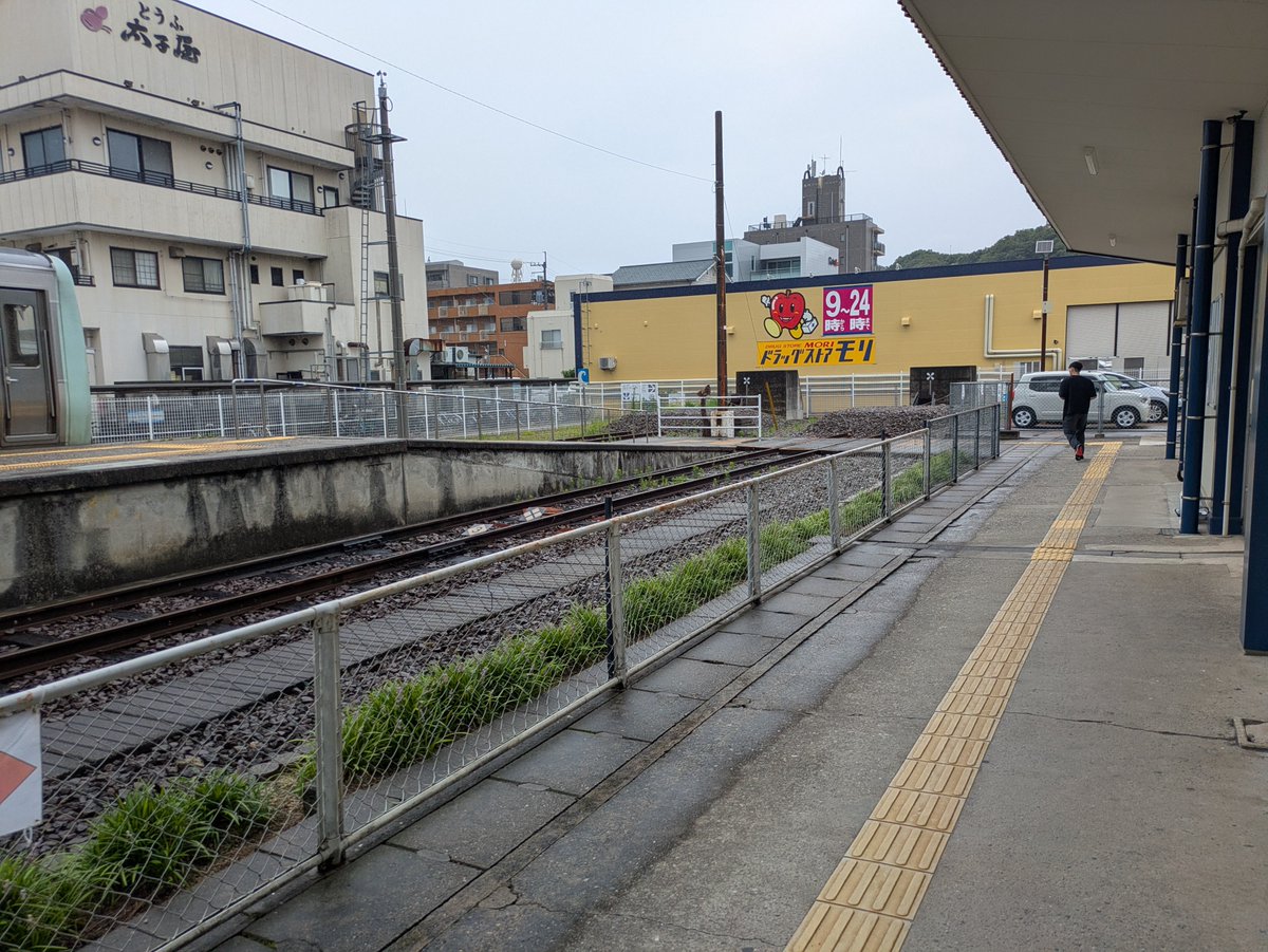 geky3zen's tweet photo. 鳴門駅の構内。１面２線の島式ホームの終着駅となっています。ホームの東端に構内通路がありその先が行き止まりとなっています。 https://t.co/LjD6XN5b5R