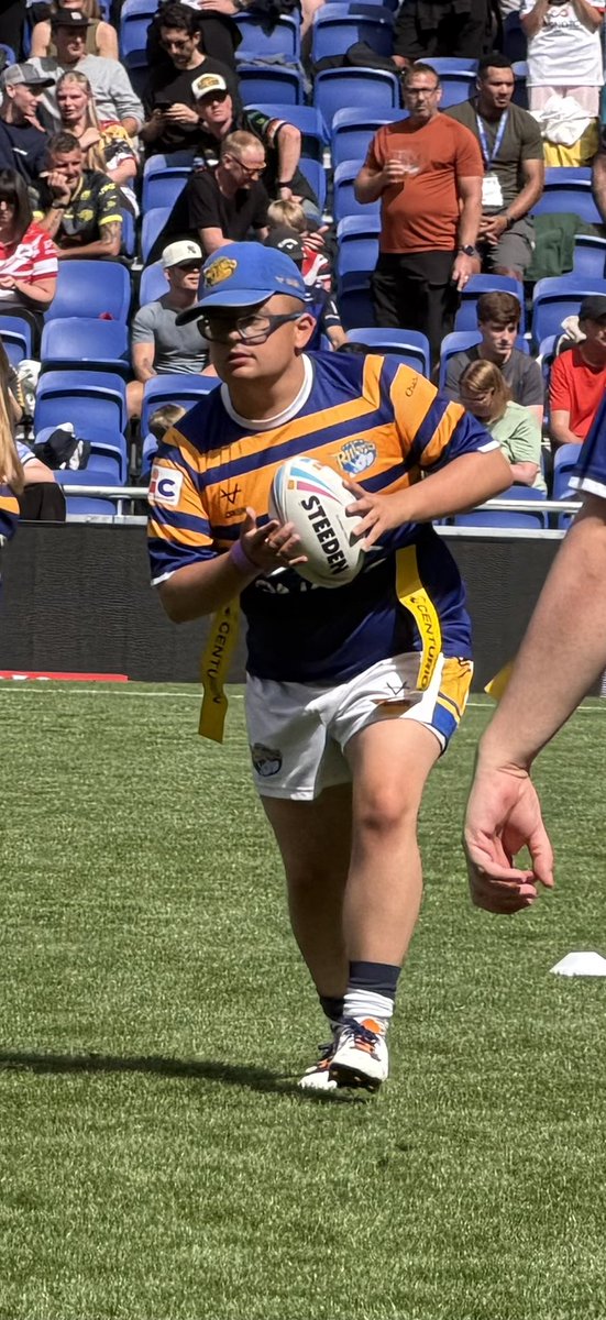 SharonWoodham's tweet photo. Living their absolute best life at #MagicWeekend with @RugbyLeeds @ComIntCare 🦏💙💛 xx https://t.co/WqDQjcL8wb