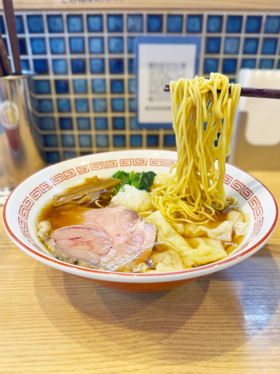 taruta101010's tweet photo. 中華そば えにし
東京都八王子市万町34-1
八王子駅
ワンタン麺 1,050円

平日11時30分で並び3人でした。

めちゃ美味しかったです！
ごちそうさまでした！

#中華そばえにし https://t.co/WYF9javdir