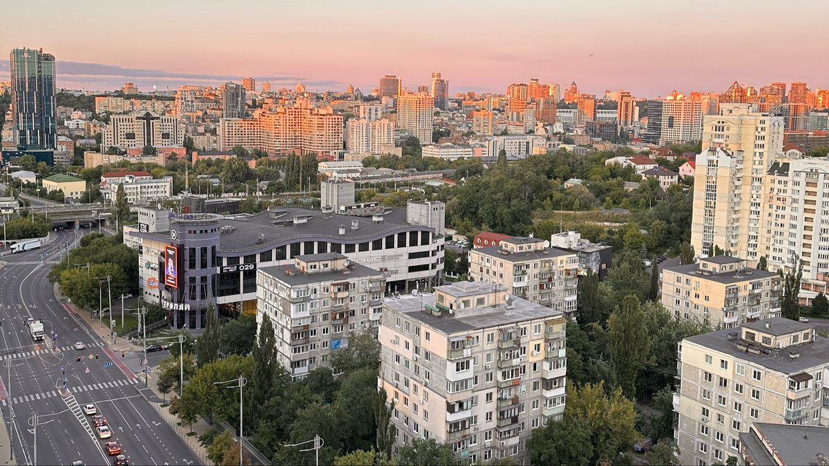 oty__ken's tweet photo. Kyiv is one of the most beautiful and green city I have ever seen; also there is a saying by one of the French presidents “I have seen many parks in cities but this is the first time I have seen a city in a park” because parks, trees, nature is everywhere. https://t.co/IUN8zc8eNM