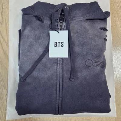 Be_laureen's tweet photo. Hello  ARMY 💙

I’m reselling some of  extra BTS merch because four of my friends ended up changing their minds last minute after ordering them😔
 
💣 Army bomb 
👕 Tees 
🧢 Cap 
👒 CK Hat 
👕 Suga&amp;□ Jungkook Jersey 
☁️ BTS Hoodie 

If you’re not local, I can ship it out TODAY https://t.co/zOg19kqMtb