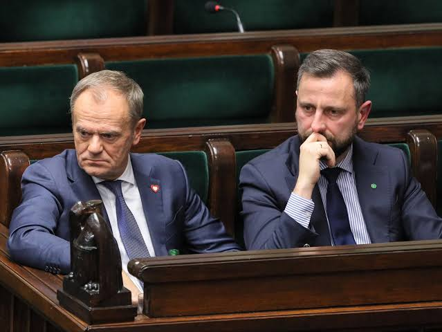 Vito82488734's tweet photo. Figuranci. Prawdziwy rząd, który decyduje o polskich sprawach, znajduje się w Berlinie. https://t.co/If6CVXsPtN