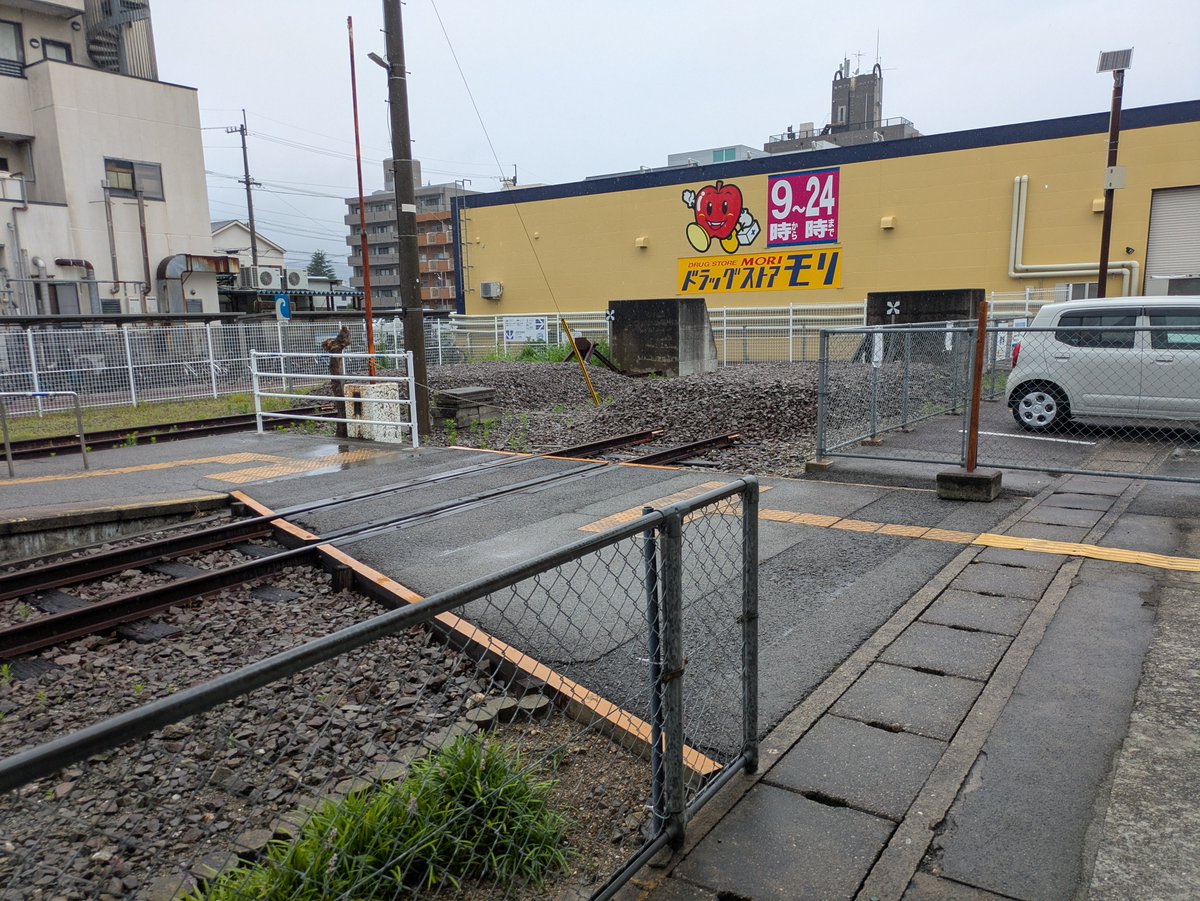 geky3zen's tweet photo. 鳴門駅の構内。１面２線の島式ホームの終着駅となっています。ホームの東端に構内通路がありその先が行き止まりとなっています。 https://t.co/LjD6XN5b5R