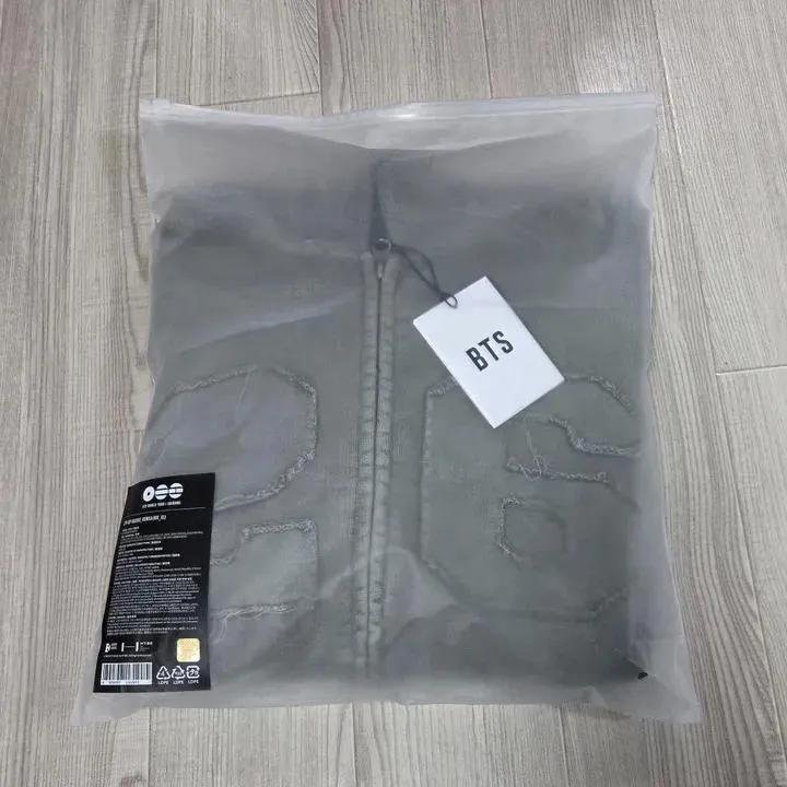 Be_laureen's tweet photo. Hello  ARMY 💙

I’m reselling some of  extra BTS merch because four of my friends ended up changing their minds last minute after ordering them😔
 
💣 Army bomb 
👕 Tees 
🧢 Cap 
👒 CK Hat 
👕 Suga&amp;□ Jungkook Jersey 
☁️ BTS Hoodie 

If you’re not local, I can ship it out TODAY https://t.co/43PEcBs3Kd