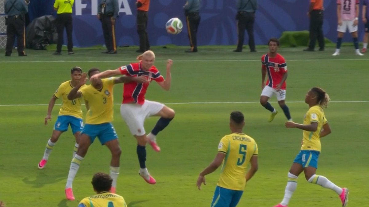 RMCsport's tweet photo. 🔥🔥🇳🇴HAAAALLLLAAAAANNNDDD ! 1-0 POUR LA NORVEGE A LA 79EME MINUTE !!
Le Cyborg mange Gabriel dans ce duel de la tête ! Quelle entrée exceptionnelle de Schjelderup ! 
https://t.co/uRqTVL13kJ https://t.co/qL0CrtCKjD