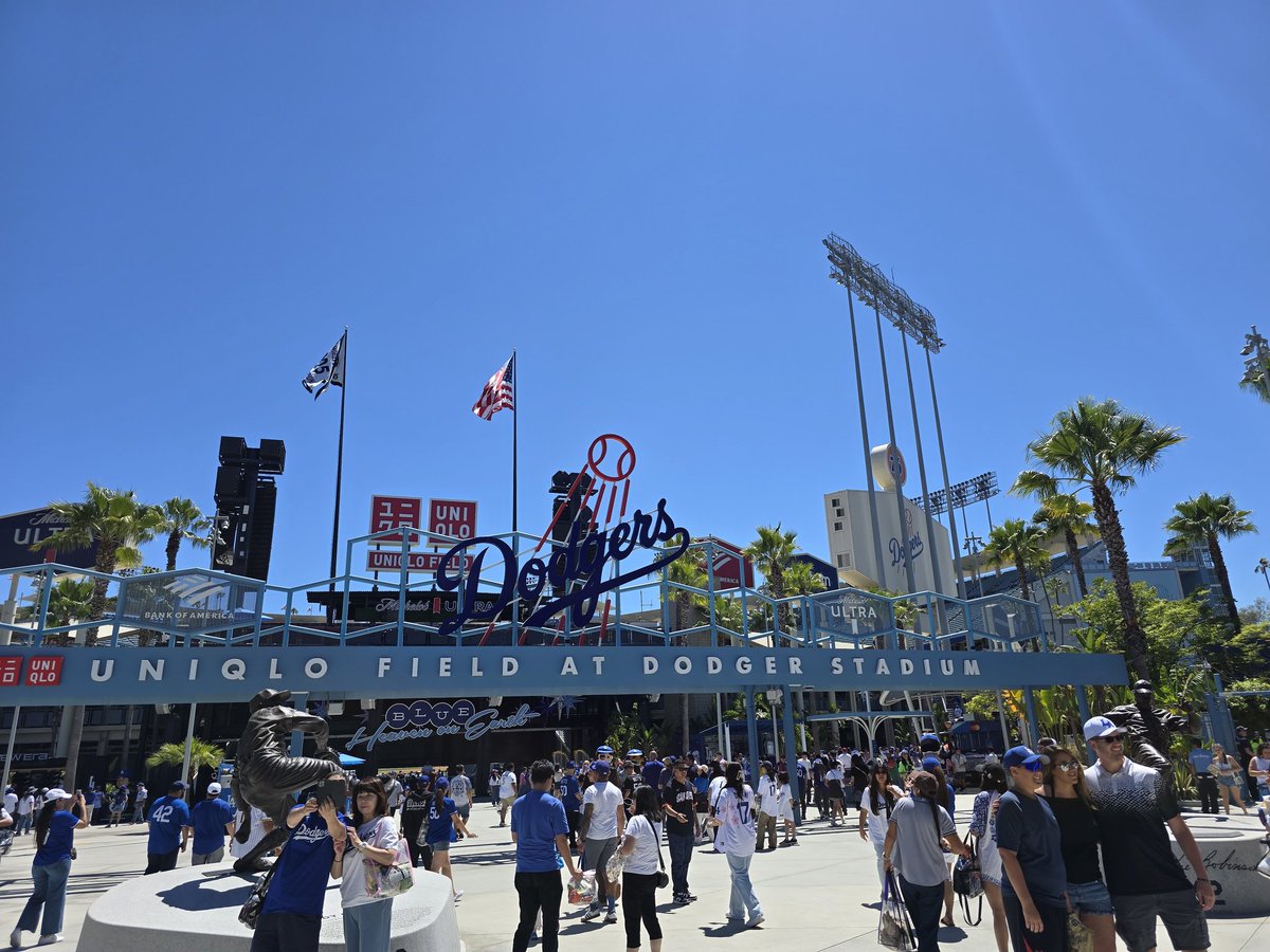 CiriceGG's tweet photo. Love the Dodgers let's go dodgers https://t.co/z2uWpo1xHl