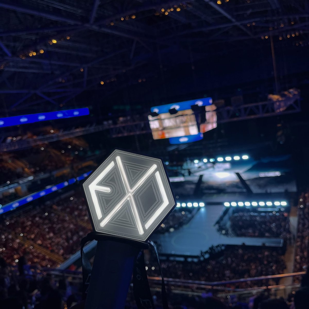usedbianca08's tweet photo. My EXO-L heart is so full. 🥹✨

Turns out, the last row wasn’t a bad seat at all—it was still close enough to witness the magic. 💙

Thank you, EXO, for healing parts of me you never even knew were hurting. I’ll always be here, cheering you on, no matter the distance.

#EXO https://t.co/kqiFjG8NF6