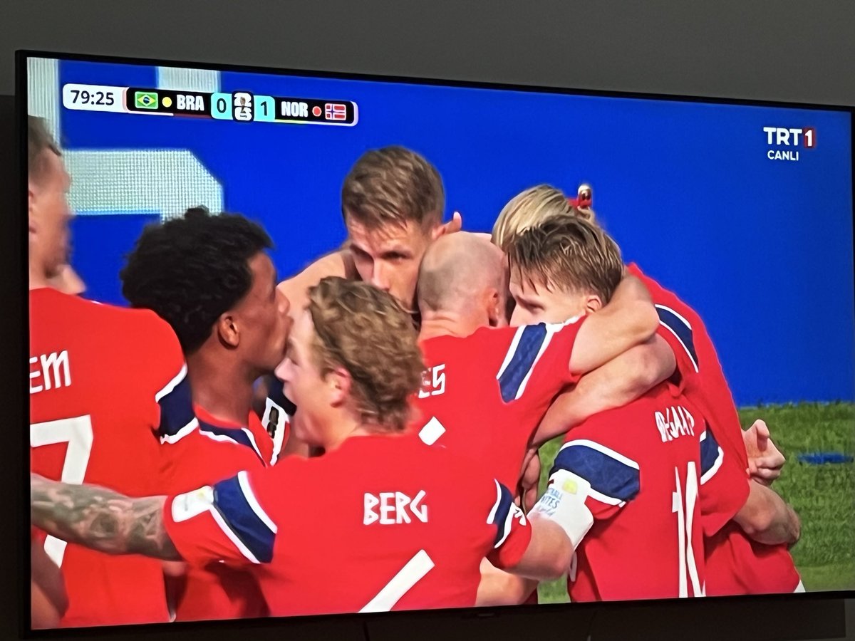 _aleynaaaa__'s tweet photo. nerdesin neymar ya eski neymar olcaktı şimdi https://t.co/gwSseZtYRq