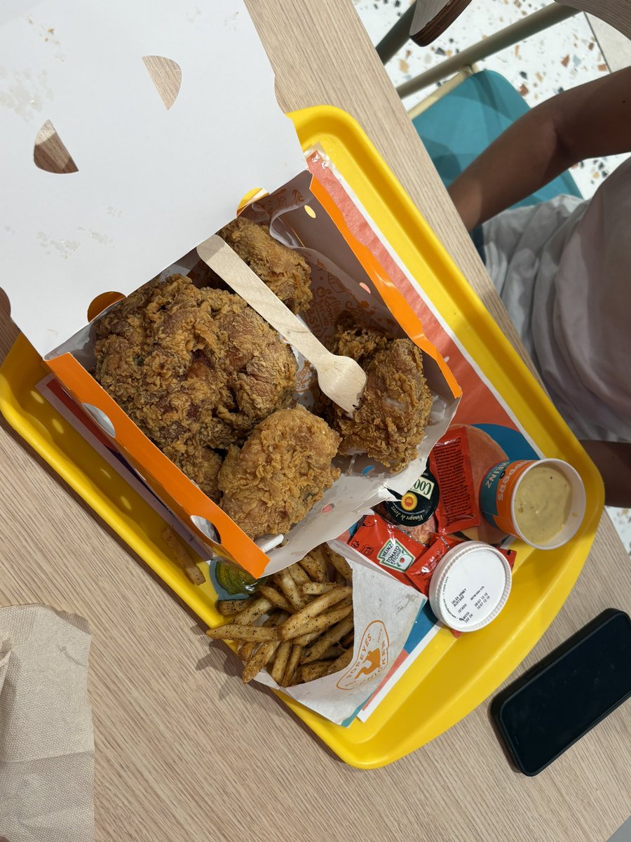 henryfoxluvr's tweet photo. day 9!! went to the balenciaga museum and i don’t even have the words it was absolutely gorgeous. it was so cool to see the history of the designer and brand and see some of his haute couture pieces! also tried popeyes for the first time https://t.co/FLmfeyZaNR
