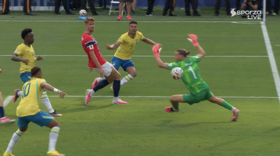 TouchlineX's tweet photo. 📸 - CASEMIRO COULD HAVE GIVEN NEYMAR THE GREATEST MOMENT OF HIS CAREER BUT CASEMIRO DELIVERS A HORRIBLE PASS !!!!!!!!!!!!!! https://t.co/IHAuGKQKF1