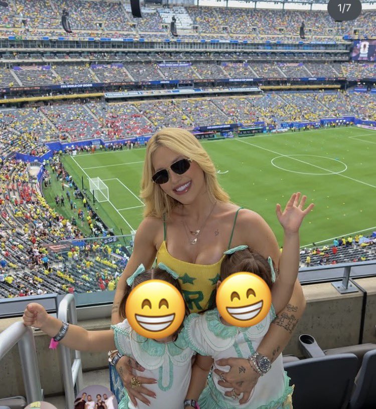 ReginaRocket's tweet photo. Só vou falar que se o Brasil perde é por a culpa de ela 👀 #CopaNaCazéTV  #mundialdefútbol2026 #brasilxnoruega https://t.co/rvEUPgkGKv
