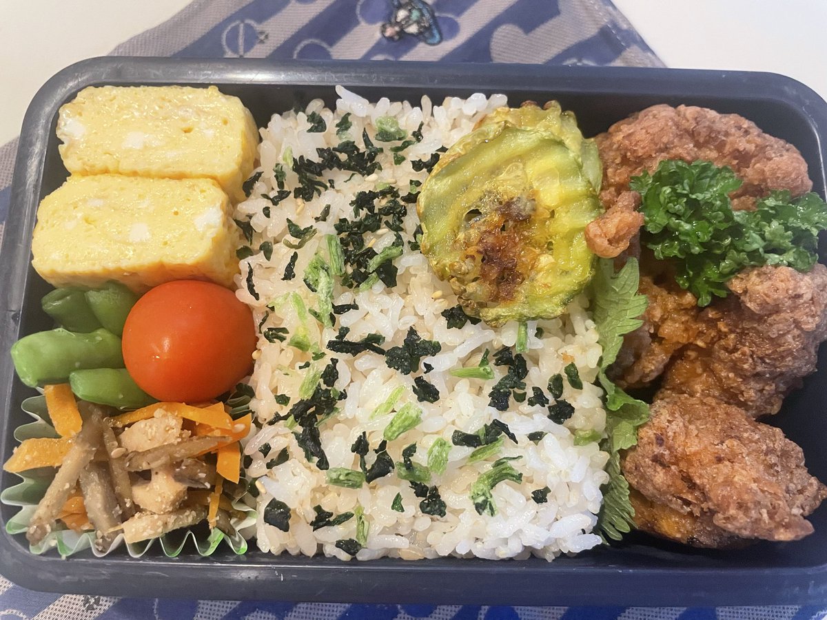 kinaco888's tweet photo. 月曜日の次男弁当🍱
今日から午前授業だっていうのに部活でお弁当がいるらしい💦
母は雨だから部活ないと思うんだけどなぁ
#お弁当 #お弁当記録 #今日のお弁当 #男子弁当 #中学生弁当 #男子中学生弁当 https://t.co/1QPnblMWIU