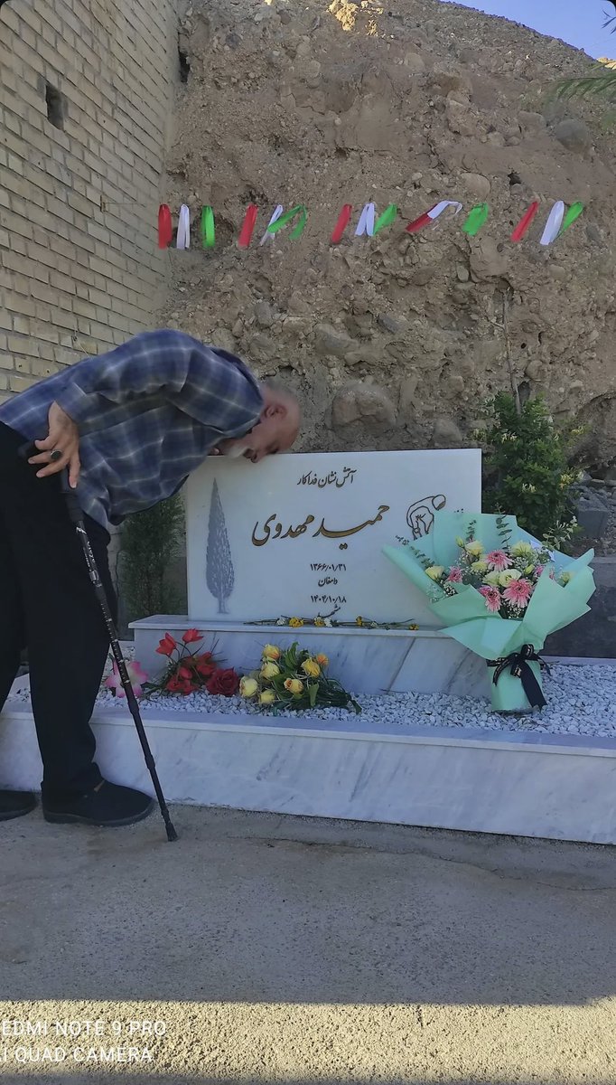 Sherzkia's tweet photo. استوری پدر جاویدنام حمید مهدوی 😞
چیه این آدمیزاد واقعا؟ چطوری داریم ادامه میدیم ما 😭😭😭 https://t.co/LstyHL0SHo