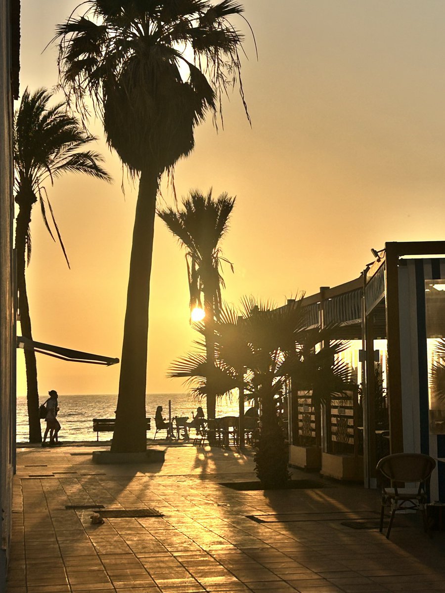 ggrealy's tweet photo. As sunsets go this evening was pretty spectacular 🌅 #canaryislands #tenerifesky https://t.co/zebckmOYZU