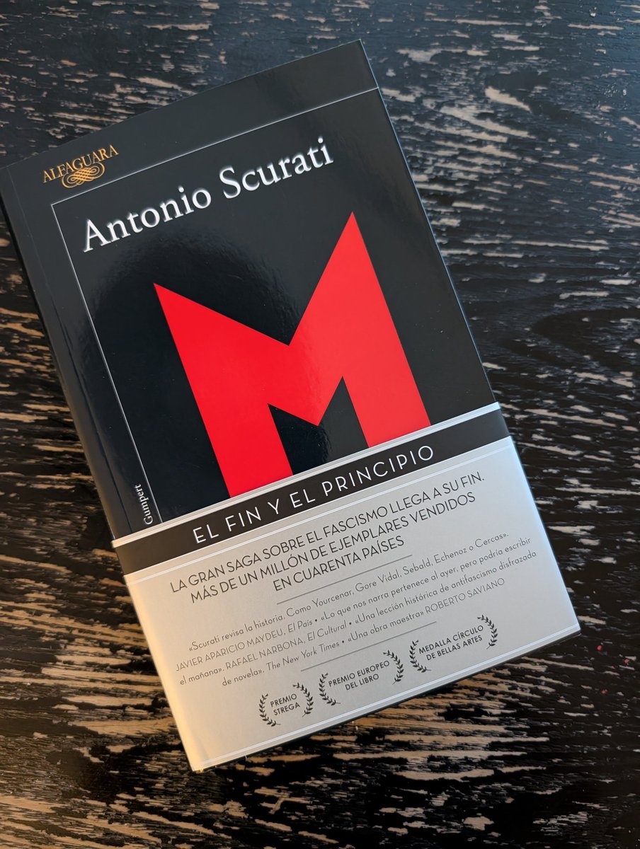 javienriquez77's tweet photo. Uno de los mejores artefactos literarios (e históricos) de este siglo, brutal y emocionante (y doloroso) de principio a fin. #Scurati #Mussolini https://t.co/3qpwWFLP2R