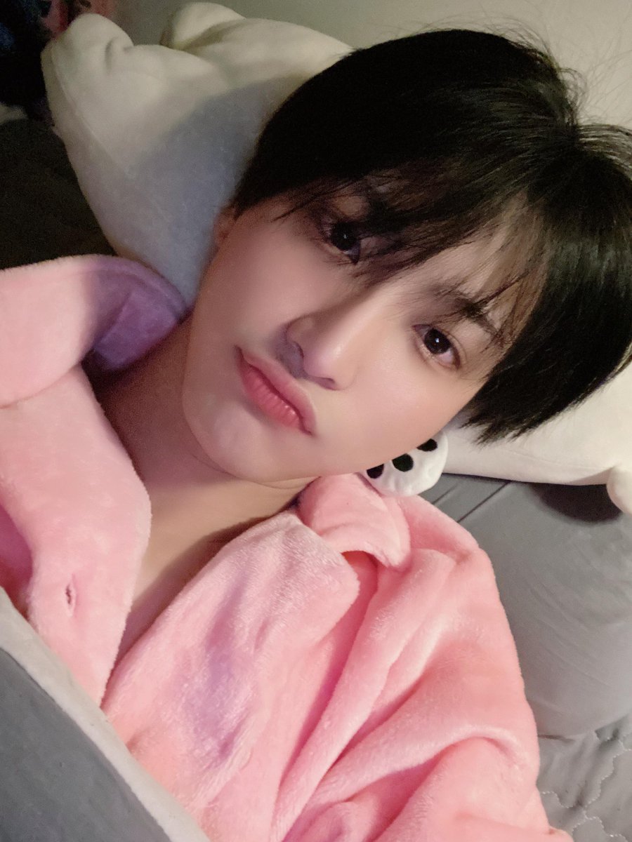 fnrnsnc's tweet photo. unpresented omega sh risking to send pouty selfies to his roommate who yet again stayed too late in the studio to try lure him into a cuddle session back in the dorms bc the scent lingering on the pyjamas the alpha gifted him is not enough to pacify his pre first heat mind 🥺 https://t.co/lMC54kKycU