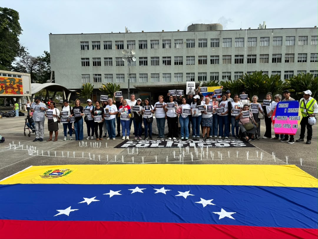 Gbastidas's tweet photo. El Comité por la liberación de los presos políticos @clippve realizó este domingo una vigilia en la UCV en memoria de las víctimas de los terremotos y para exigir la liberación de de los más de 500 presos políticos que siguen detenidos arbitrariamente en medio de la emergencia. https://t.co/UNt8mDnpja