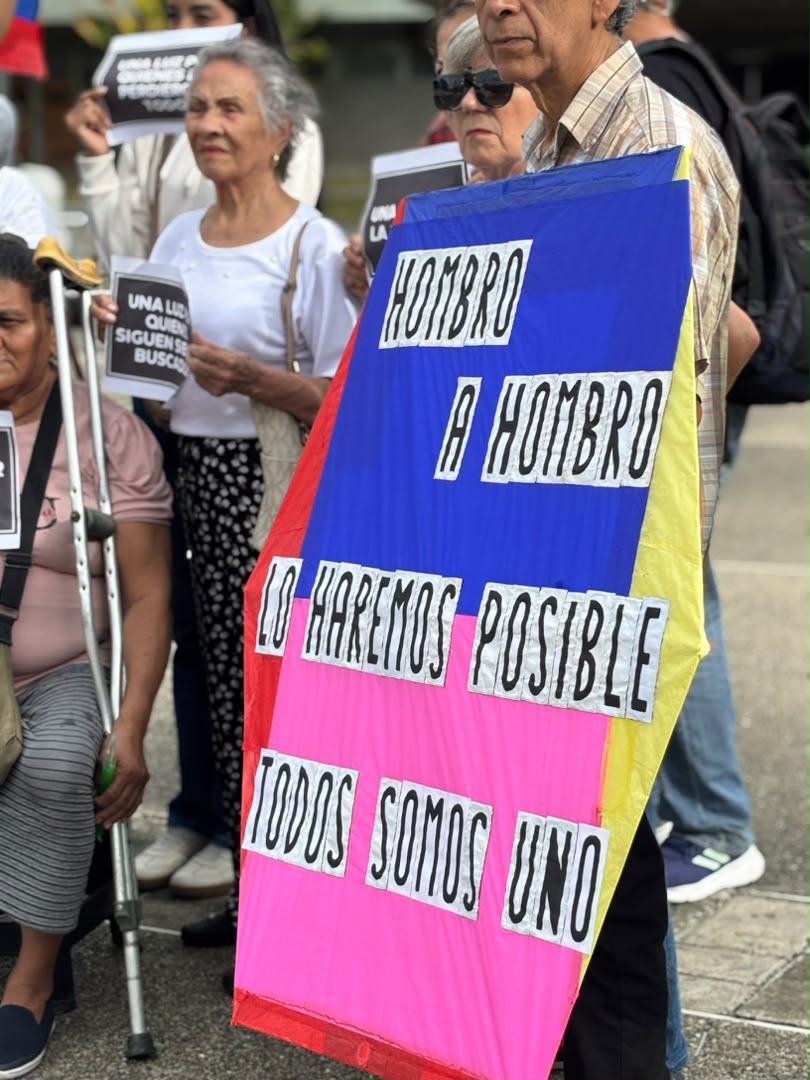 Gbastidas's tweet photo. El Comité por la liberación de los presos políticos @clippve realizó este domingo una vigilia en la UCV en memoria de las víctimas de los terremotos y para exigir la liberación de de los más de 500 presos políticos que siguen detenidos arbitrariamente en medio de la emergencia. https://t.co/UNt8mDnpja