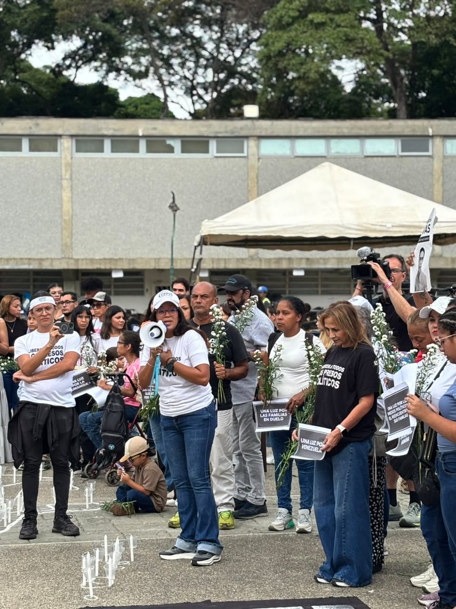 Gbastidas's tweet photo. El Comité por la liberación de los presos políticos @clippve realizó este domingo una vigilia en la UCV en memoria de las víctimas de los terremotos y para exigir la liberación de de los más de 500 presos políticos que siguen detenidos arbitrariamente en medio de la emergencia. https://t.co/UNt8mDnpja