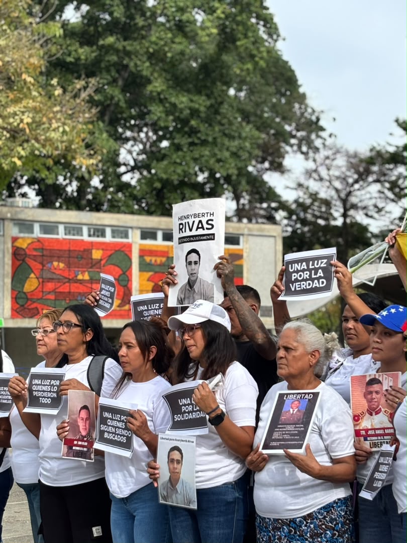 Gbastidas's tweet photo. El Comité por la liberación de los presos políticos @clippve realizó este domingo una vigilia en la UCV en memoria de las víctimas de los terremotos y para exigir la liberación de de los más de 500 presos políticos que siguen detenidos arbitrariamente en medio de la emergencia. https://t.co/UNt8mDnpja