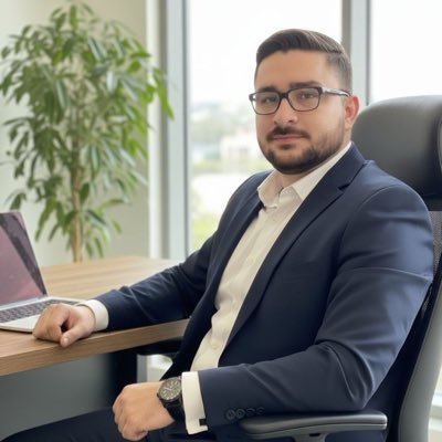 macu_ubaldo's tweet photo. Ya salio un hijo de puta a oponerse a reformar la constitucion. 
Anda difamando a los que recepcionaron firmas, esas  5 mil que se necesitan para poder iniciar el proceso. Conozcan a esta &amp;asura
@ByronCastroGT https://t.co/YWAbxmDlJT