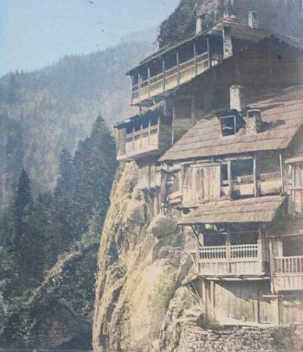 Mimariietkiler's tweet photo. 1877, Trabzon. Sümela Manastırı, ahşap rahip evleri. https://t.co/w2pPt9gpli