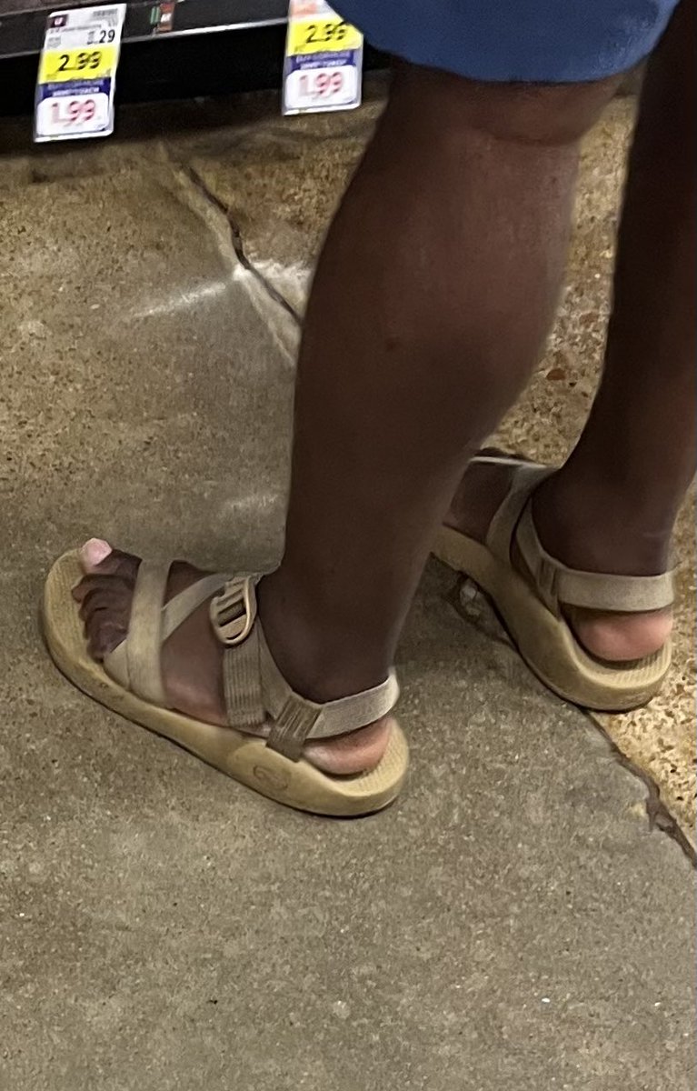 FootFetishLuver's tweet photo. Feet I saw at the store today π₯΅π₯΅ #suckabletoes ππ€€π #feet #yummytoes #yummyfeet #toes https://t.co/eMQZXTyesf