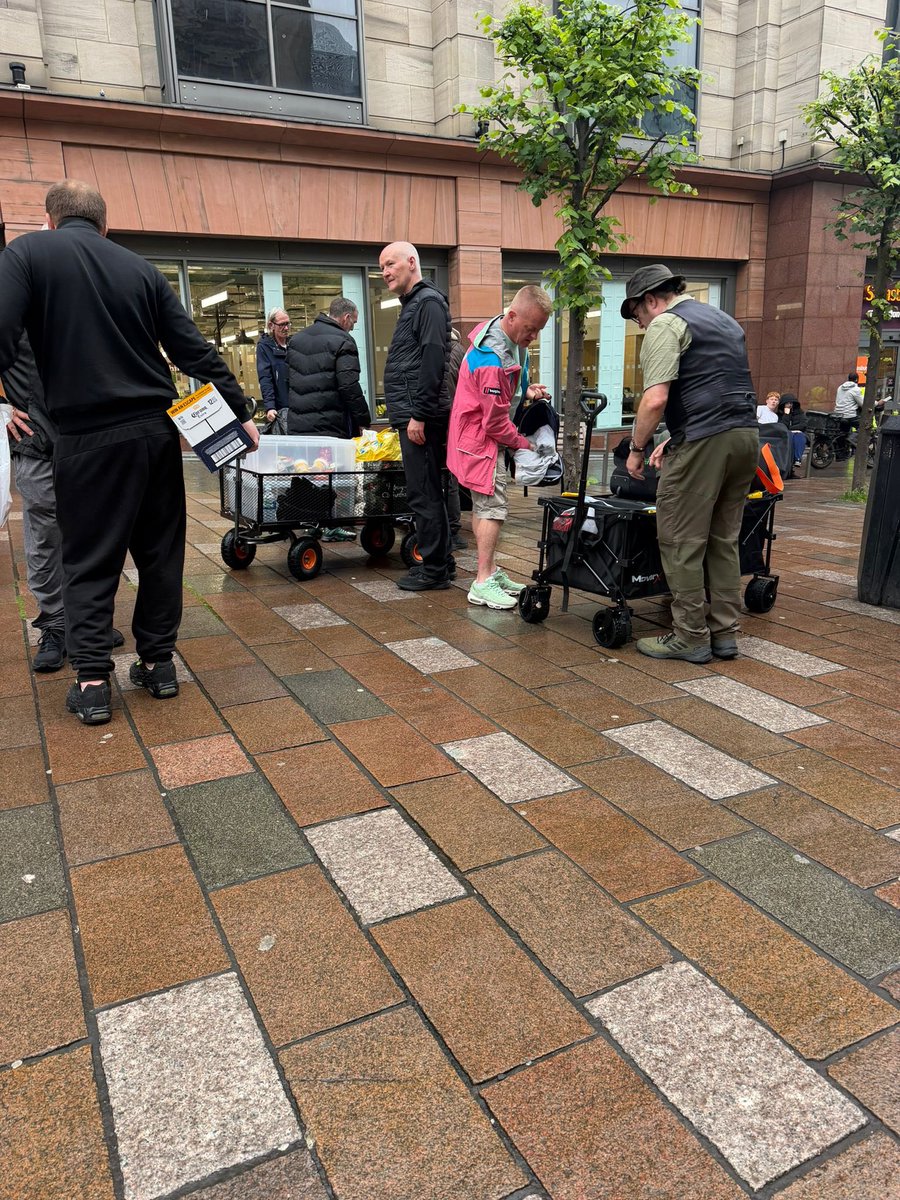 Invisiblesthe's tweet photo. A real tough night out there tonight in driving rain but even tougher for the 37 souls we supported with fresh dry warm clothing and a hot bite to eat &amp; drink..

Of that 37 there was 7 females and sadly at least 12 of them are sleeping rough tonight 😞 https://t.co/IroP4iOCa0