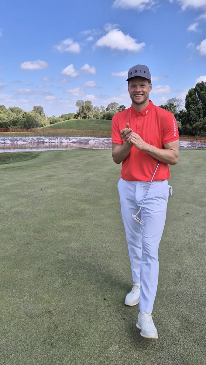 PerroGafas's tweet photo. @Daniel_Rapaport Want to hear a funny story? Last year, I made my first hole-in-one while playing with Ørjan Nyland, Norway's goalkeeper 😂 https://t.co/ep5HFWqRZ4