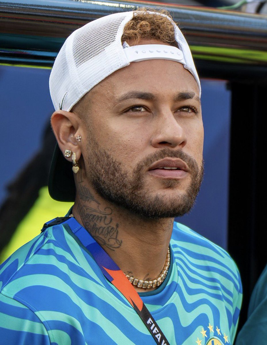 carlomeloi's tweet photo. 🚨Depois da vergonha de hoje, Neymar, Casemiro, Danilo, Marquinhos e Alisson não podem voltar a vestir a camisa da seleção brasileira, principalmente Neymar 

Neymar é um jogador aposentado, não era nem pra ser convocado, culpa tbm de Ancelotti que trocou Martinelli por ele. https://t.co/AK1lyU2puV
