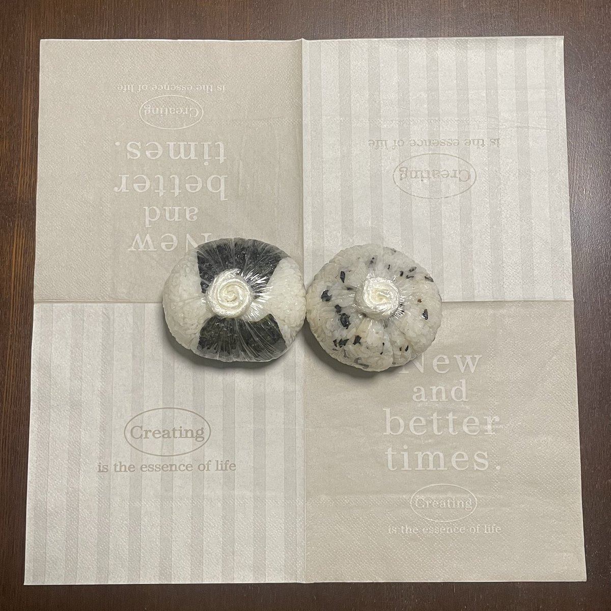 uda1972's tweet photo. 今日の朝おむすびは、黒豚みそにひできの混ぜごはん🍙
ペーパーナプキンは、初登場の人生の本質を考えたくなる？デザイン🤔
本日の天気は、曇り時々雨☁️気温は昨日より下がる予報。
梅雨前線が停滞し広範囲で雨が降る見込み、とのこと。これから先の天候が気になりつつ…
今週もどうぞご安全に🍀 https://t.co/edqNqVUZum