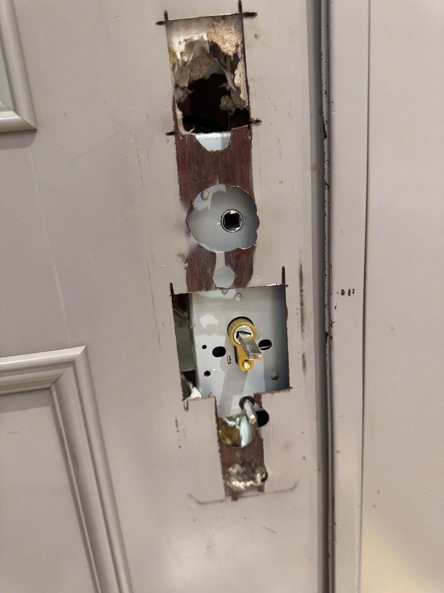 LEON86453579's tweet photo. [Locked room, dim lights, a rusty box with a 4-digit dial u0026 a crumpled note with half a riddle. Can you escape in 10 mins ]， https://t.co/KWWOrSNe89