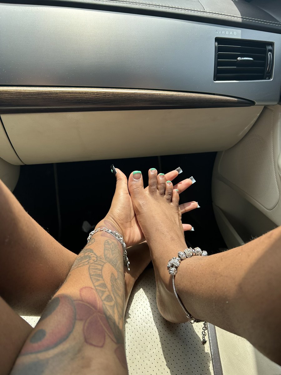 msprettymeatl's tweet photo. For my feet lovers 😩🖤 https://t.co/TtkBLDV4cm
