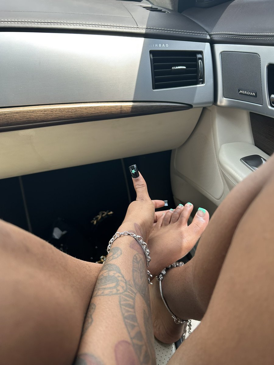 msprettymeatl's tweet photo. For my feet lovers 😩🖤 https://t.co/TtkBLDV4cm