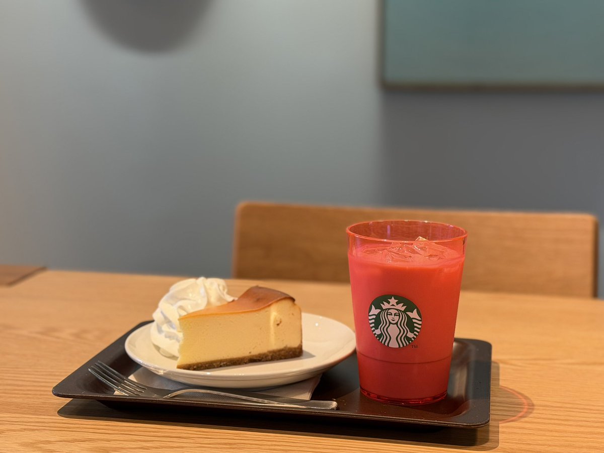 SirensTail1971's tweet photo. 🌳アーモンドミルクラテ
🖌️ニューヨークチーズケーキ

美しい色合いや、ぐるぐると飲み込まれそうな連続した細かい描写。
シンプルにとても好きだけど、小泉遼さんの興味深い経歴や、何故このような作風なのか、描いてる最中の様子をイメージしながら近くで見ると急に見え方が変わってくる。 https://t.co/xyEtHOOTtn