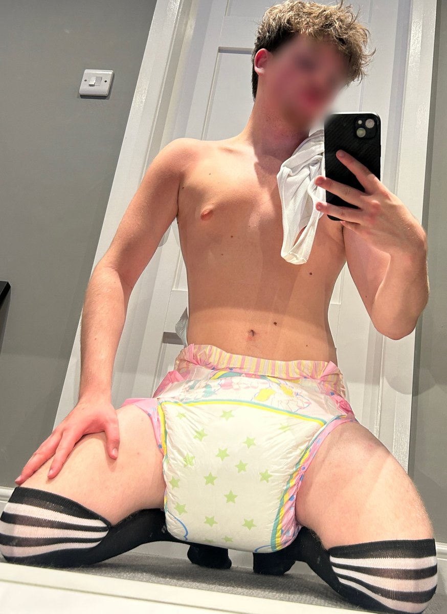 EssentialABDL's tweet photo. Double full diapers layered on me it’s so heavy and squishy between my legs. 💦 
who wants to press on it and make me leak ? https://t.co/1Pw5N3ah49