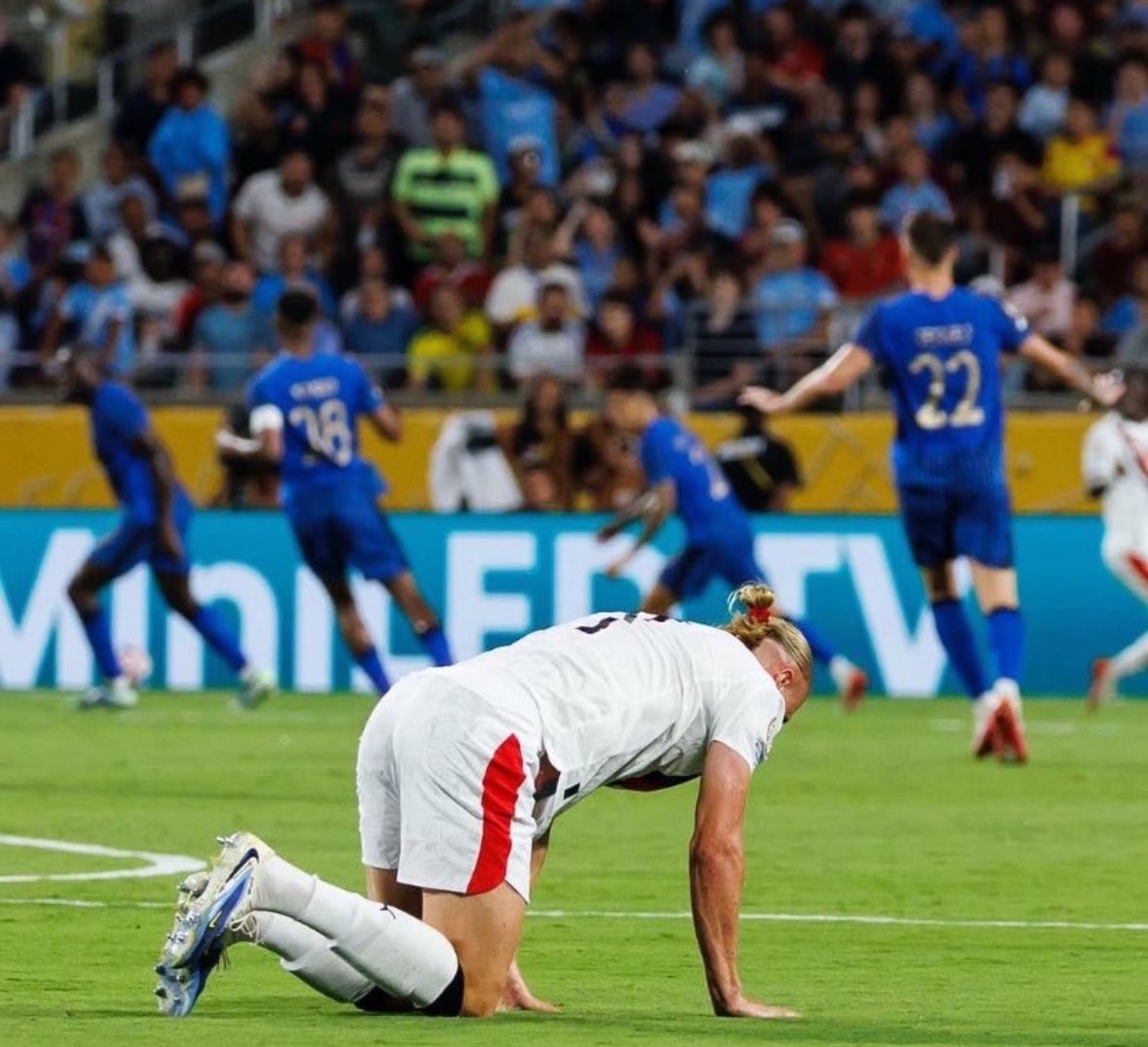 _stmjr's tweet photo. عندما سقط هالاند امام الهلال💙 https://t.co/9fqxakDmza