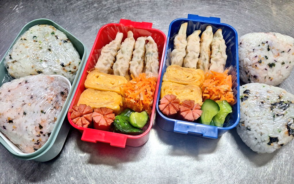 s_arcadia's tweet photo. おはようございます😄
本日は旦那と息子の2つ

ダイソーで新しいお弁当箱購入
昨晩焼売を作ったので同じ具で棒餃子風にしてみた
コスモスのにんじん千切りが便利すぎてにんじんしりしりが楽チンになりました！
#お弁当日記
#お弁当記録 https://t.co/DeRqL46Npo