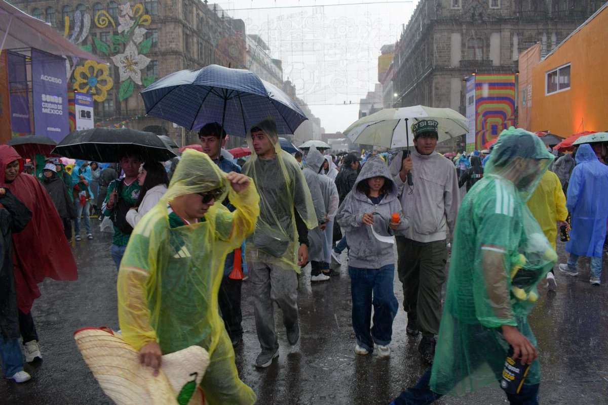 El_Universal_Mx's tweet photo. ⛈️ La lluvia no para en el Zócalo capitalino ⛈️

Los asistentes a la plancha principal de la ciudad se mantienen esperando el partido de México a pesar del clima.

La pantalla interrumpió unos minutos la transmisión debido a la precipitación en la zona.

#FOTOS: Santiago Cadena | EL UNIVERSAL