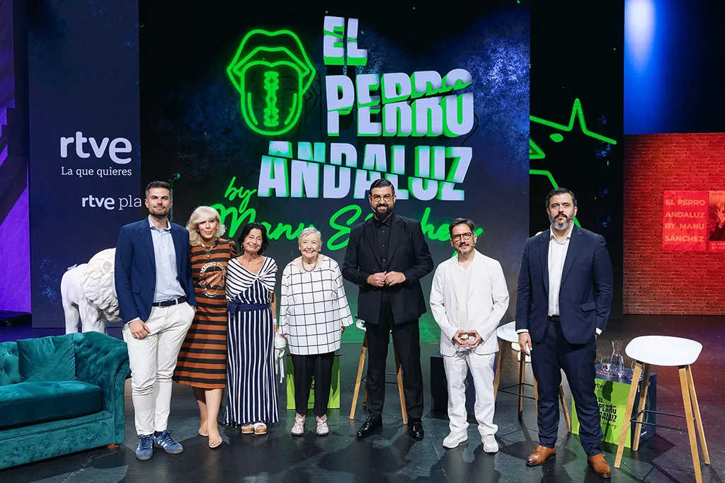 jesusvazquezb's tweet photo. En ‘El perro andaluz’ de TVE, Manu Sánchez se desata: convierte la victoria de España en arma de propaganda del PSOE y llega a comparar a Vox y PP con Hitler. Con nuestros impuestos, la tele pública insulta a millones de españoles y llama “facha” a todo el que no vota sanchismo. ¿Televisión de todos o aparato de propaganda del Gobierno?