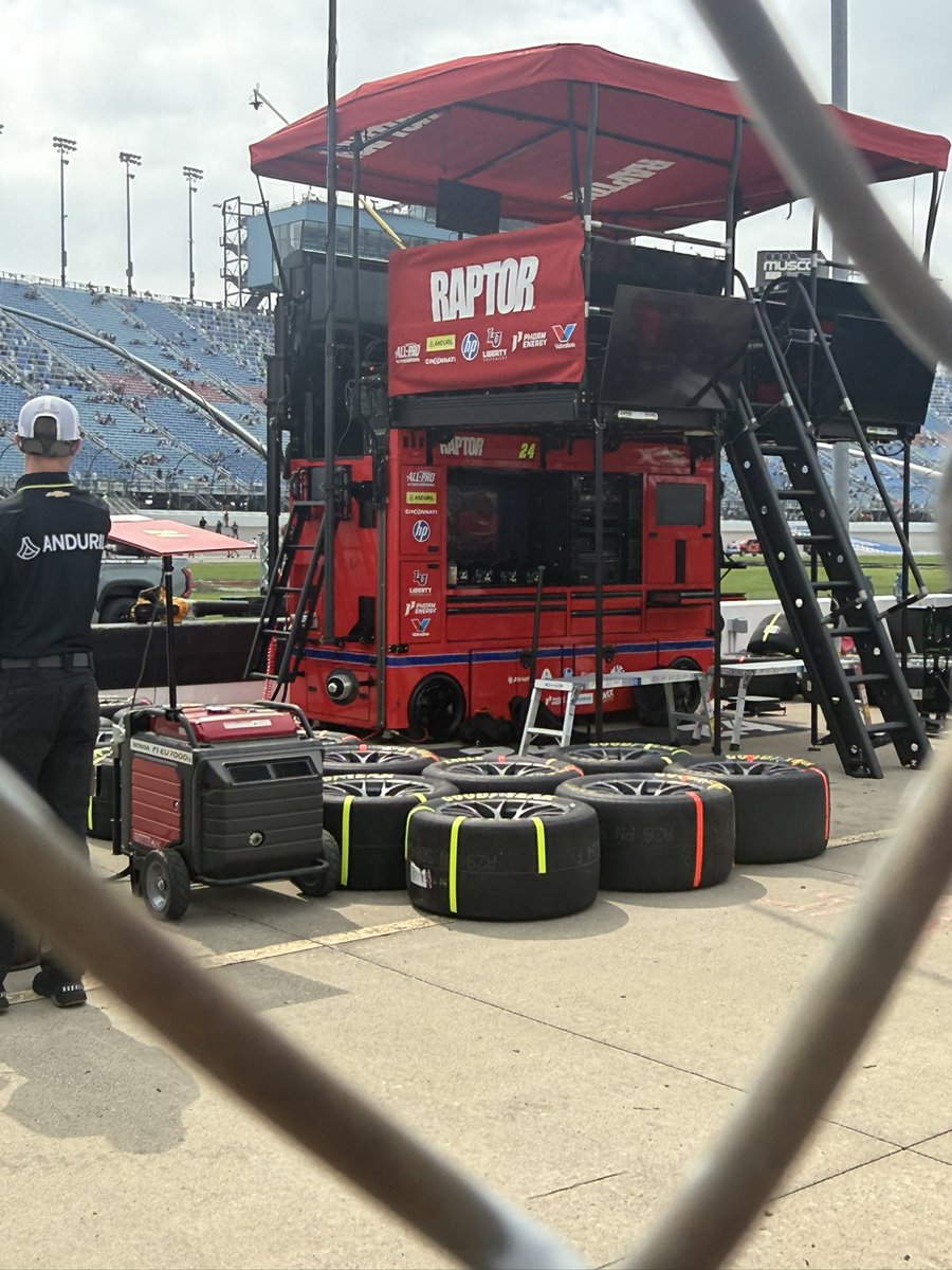 DMacski17's tweet photo. It’s the same color red. Come on @TeamHendrick @raptorcoatings and @WilliamByron  Raptor Trex car.

#nascar #eero400 https://t.co/PRbUOAzhFk