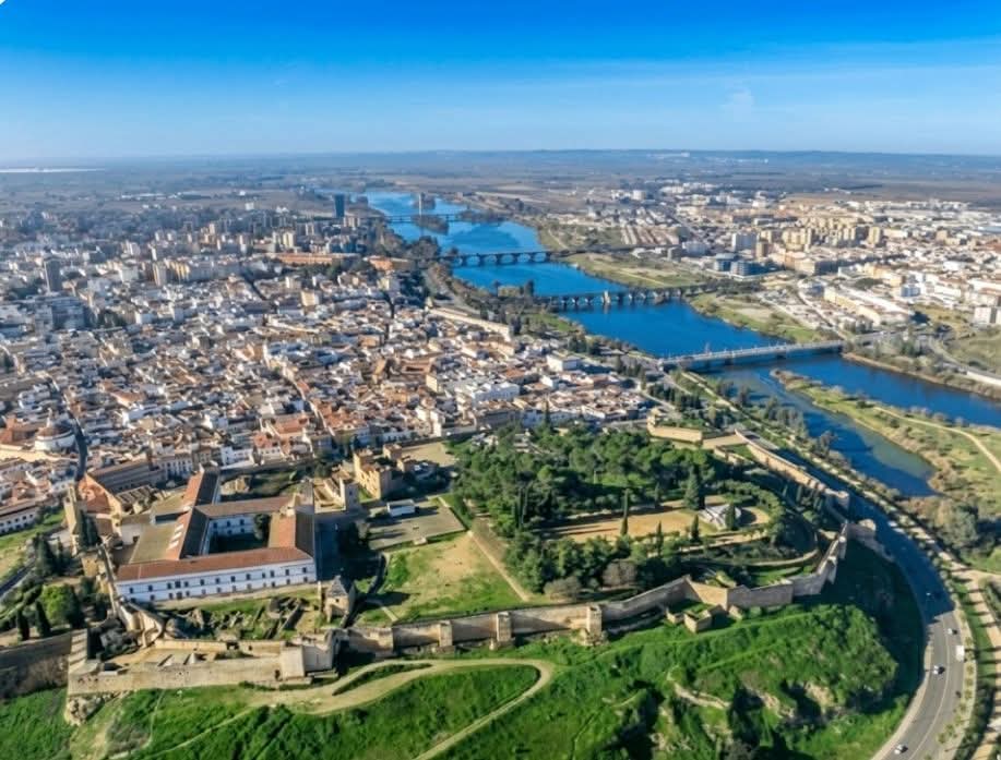 Ibn_Marwan_'s tweet photo. Y Mérida tendrá que nacer otras diez veces para acercarse al peso económico, demográfico y fronterizo de Badajoz.

La historia no paga nóminas

La clase no se proclama, se demuestra. Y despreciar a una ciudad de más de 155.000 habitantes no parece precisamente muy elegante https://t.co/5urAPnQ0WP