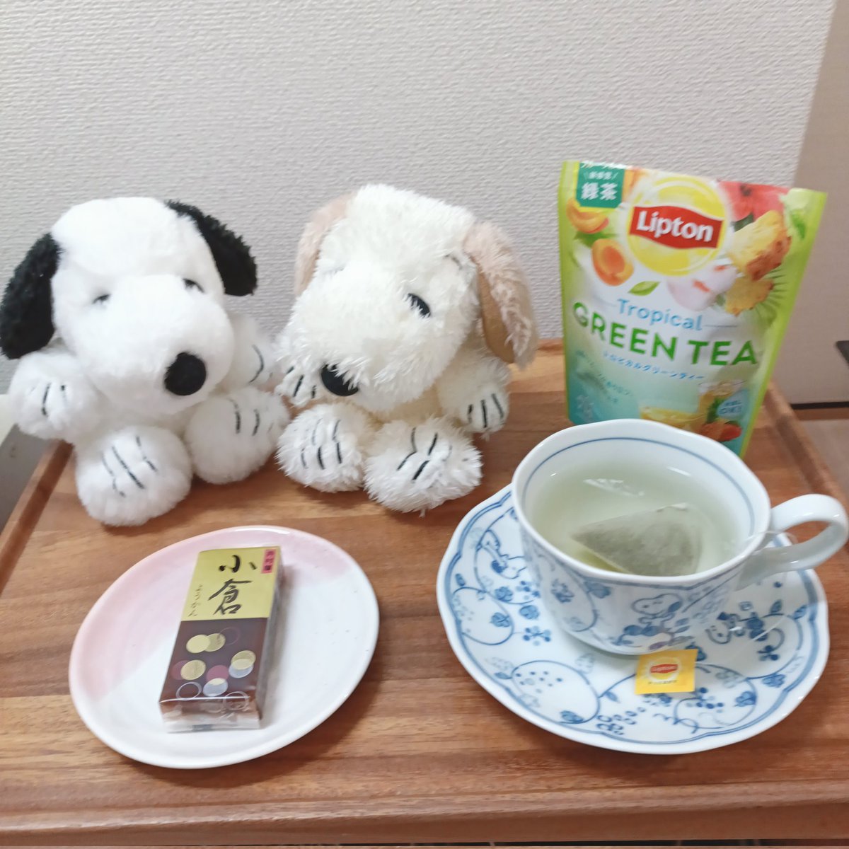 lovemeflowerly's tweet photo. おはスヌ☀

今朝のモーニングティーだよ💚

おねえさん、
今日も元気のない
ぬるいお茶を飲んでいるよ

どうしたのかな
僕たち、心配だよ

#スヌーピー
#アンディ https://t.co/gA1Mlis7lE