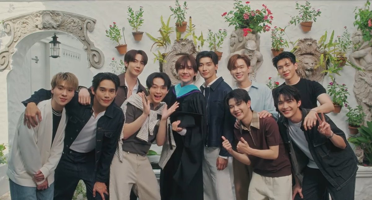 Niiiiiiiky_'s tweet photo. I'm in tears. I love them so much 😭😭😭😭

LAST MEMORY WITH FOUREVER YOU 
#FoureveryouFarewellParty https://t.co/ugEyGi6LpT