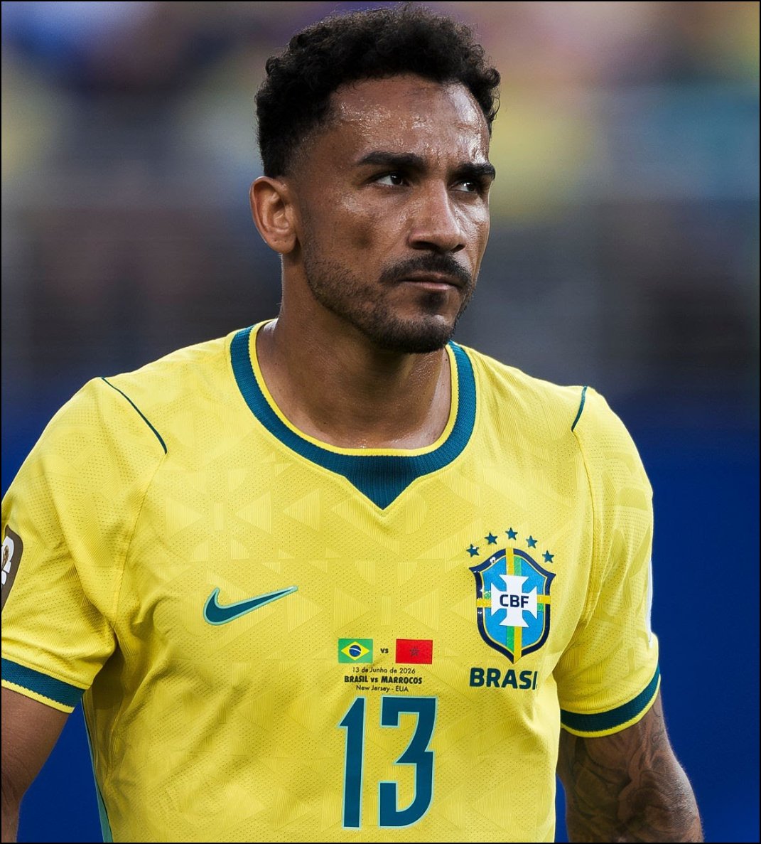 Nfc1980's tweet photo. COMO VAMOS GANHAR UMA COPA COM ESSE LATERAL DE TITULAR? DOIS GOLS ENCIMA DELE, NÃO MARCA, NÃO SABE CRUZAR UMA BOLA! UMA DESGRAÇ@! https://t.co/KkU1tQjYwQ