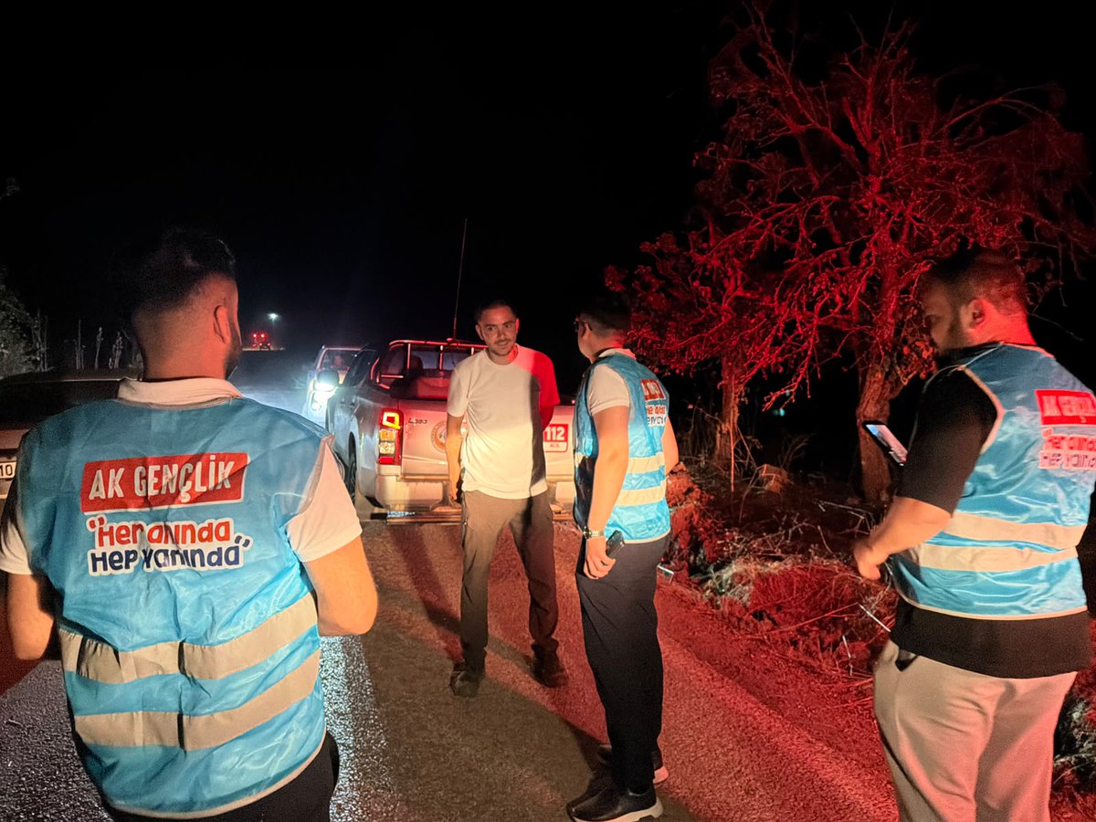 BalikesirAk's tweet photo. İlimizin farklı noktalarında meydana gelen yangınlara yönelik yürütülen söndürme çalışmalarına katılarak fedakârca görev yapan orman kahramanlarımıza ve tüm ekiplerimize destek olmaya gayret ettik. https://t.co/Gsebjf2rSu
