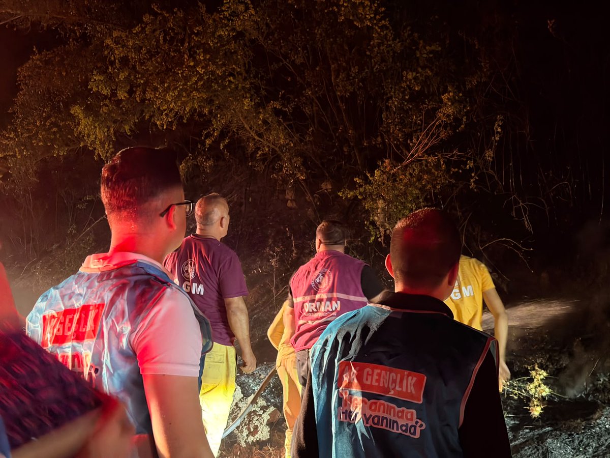 BalikesirAk's tweet photo. İlimizin farklı noktalarında meydana gelen yangınlara yönelik yürütülen söndürme çalışmalarına katılarak fedakârca görev yapan orman kahramanlarımıza ve tüm ekiplerimize destek olmaya gayret ettik. https://t.co/Gsebjf2rSu