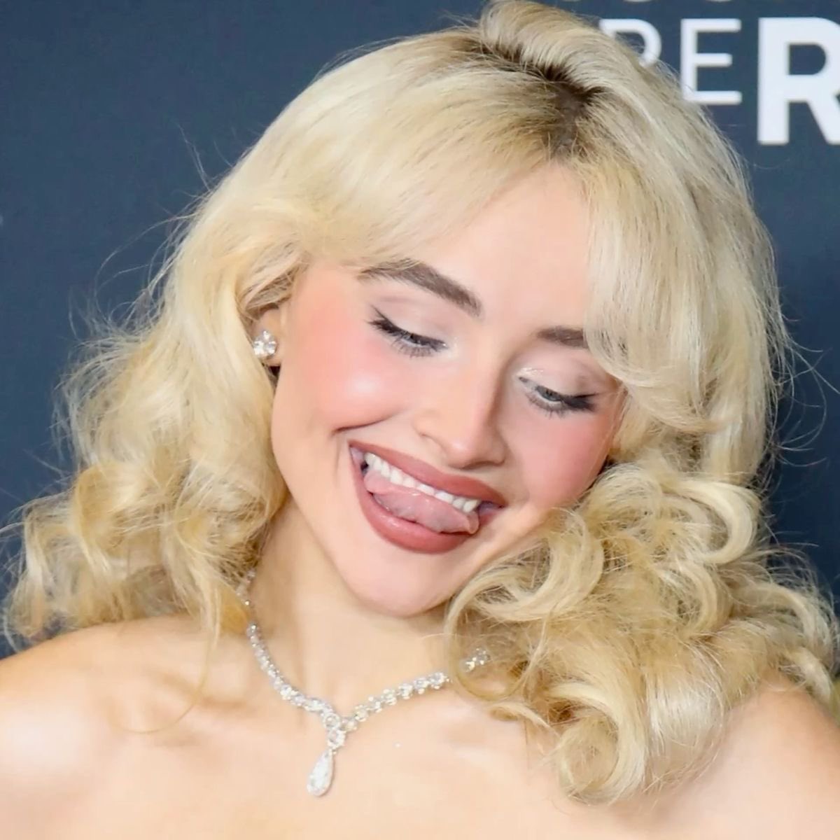 sabrinasgallery's tweet photo. how is she this cute https://t.co/vii0Ft3rk6