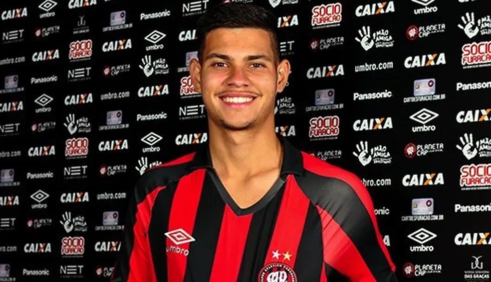AnaliseCoritiba's tweet photo. Esse infeliz é um dos maiores culpados por esse humilhação . 
Um fracassado que tremeu na hora mais importante. Desgraçado! https://t.co/TcA9sKKSrh